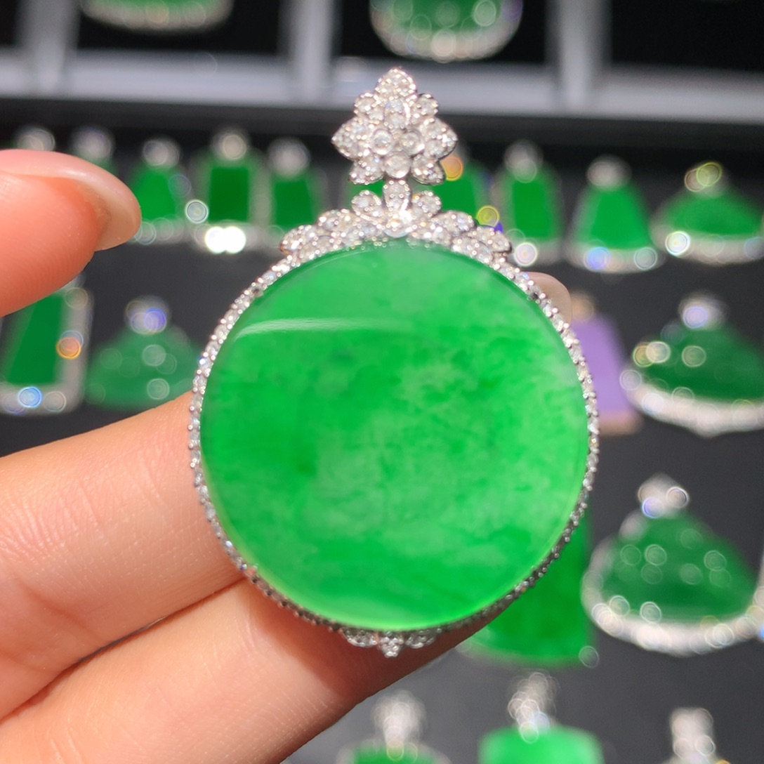 翡翠18K金镶嵌颈饰翡翠