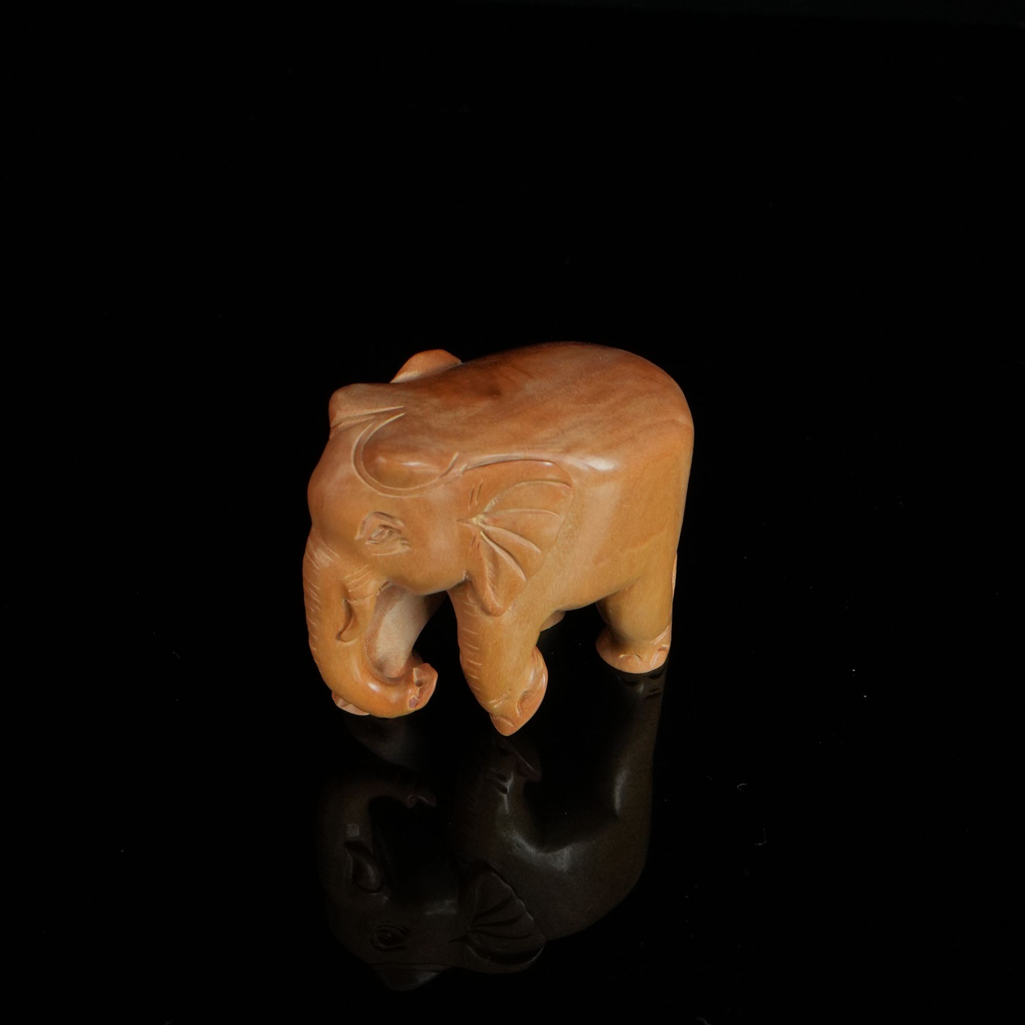 DY-C807 印度老山檀香实心大象 5.9x3.2x5.2cm 44g