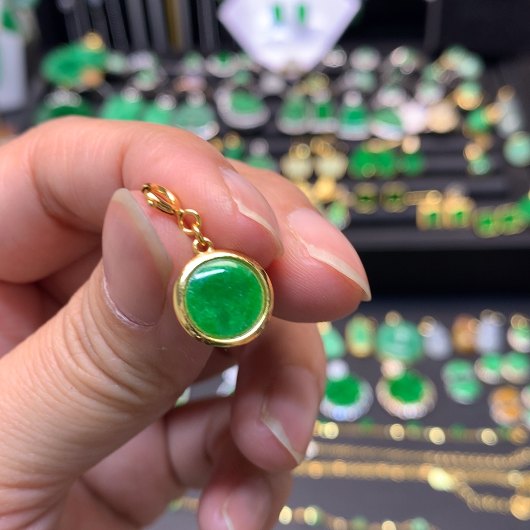 翡翠未镶嵌颈饰有纹裂