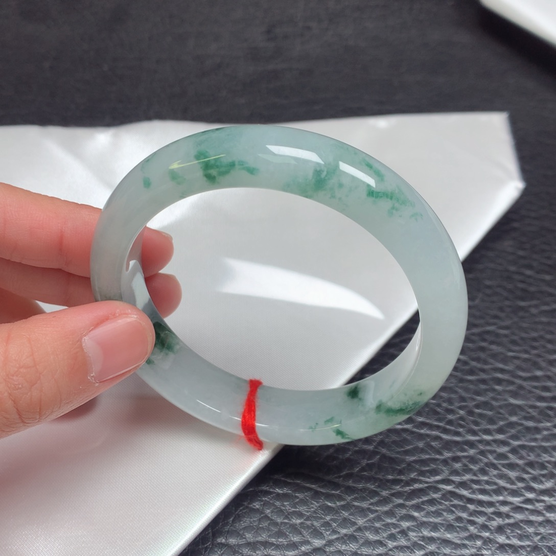 翡翠手镯未镶嵌。