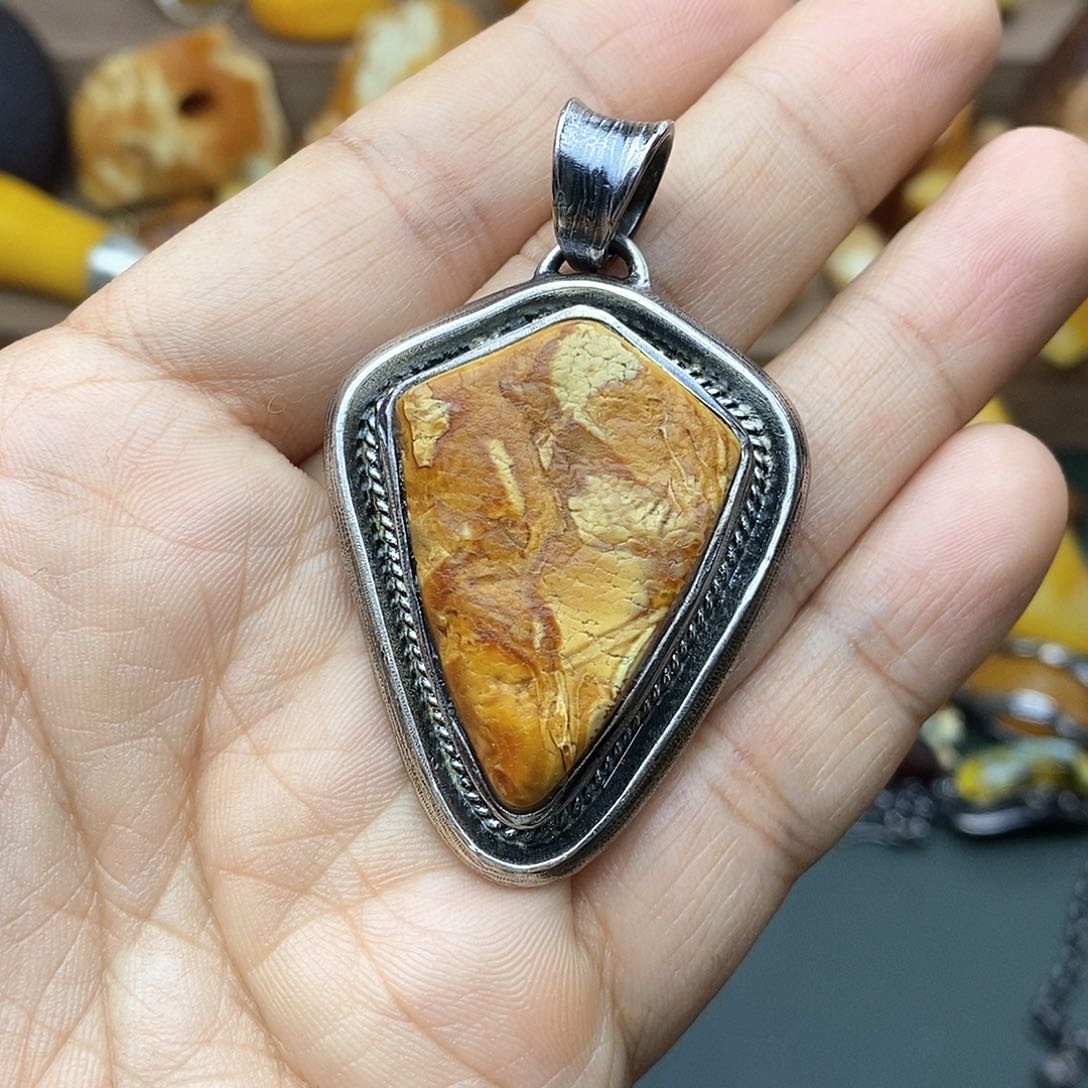 琥珀颈饰银S925镶嵌大****了紫红皮花蜡银镶盾牌32克