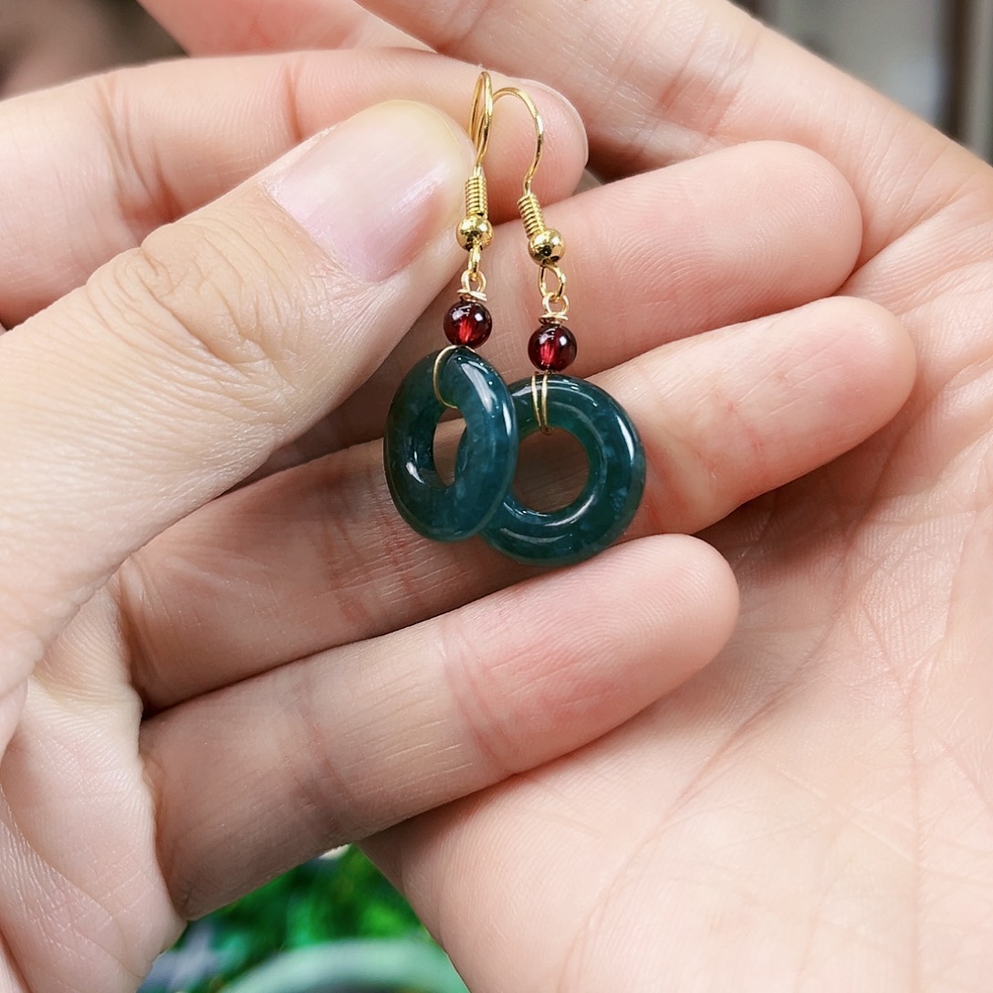 翡翠颈饰未镶嵌耳饰