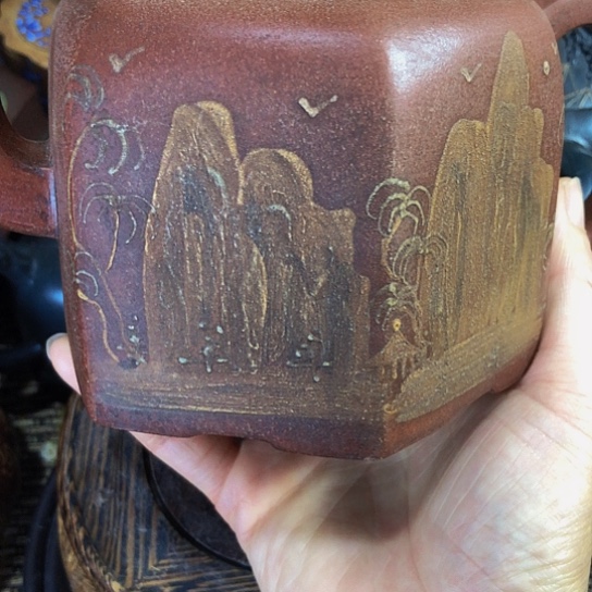 茶壶紫砂原矿泥料手工制作的一把紫砂壶。