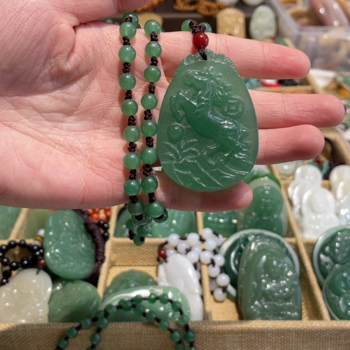 石英质玉未镶嵌颈饰