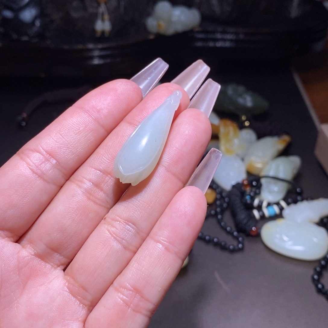 大***照和田玉未镶嵌颈饰