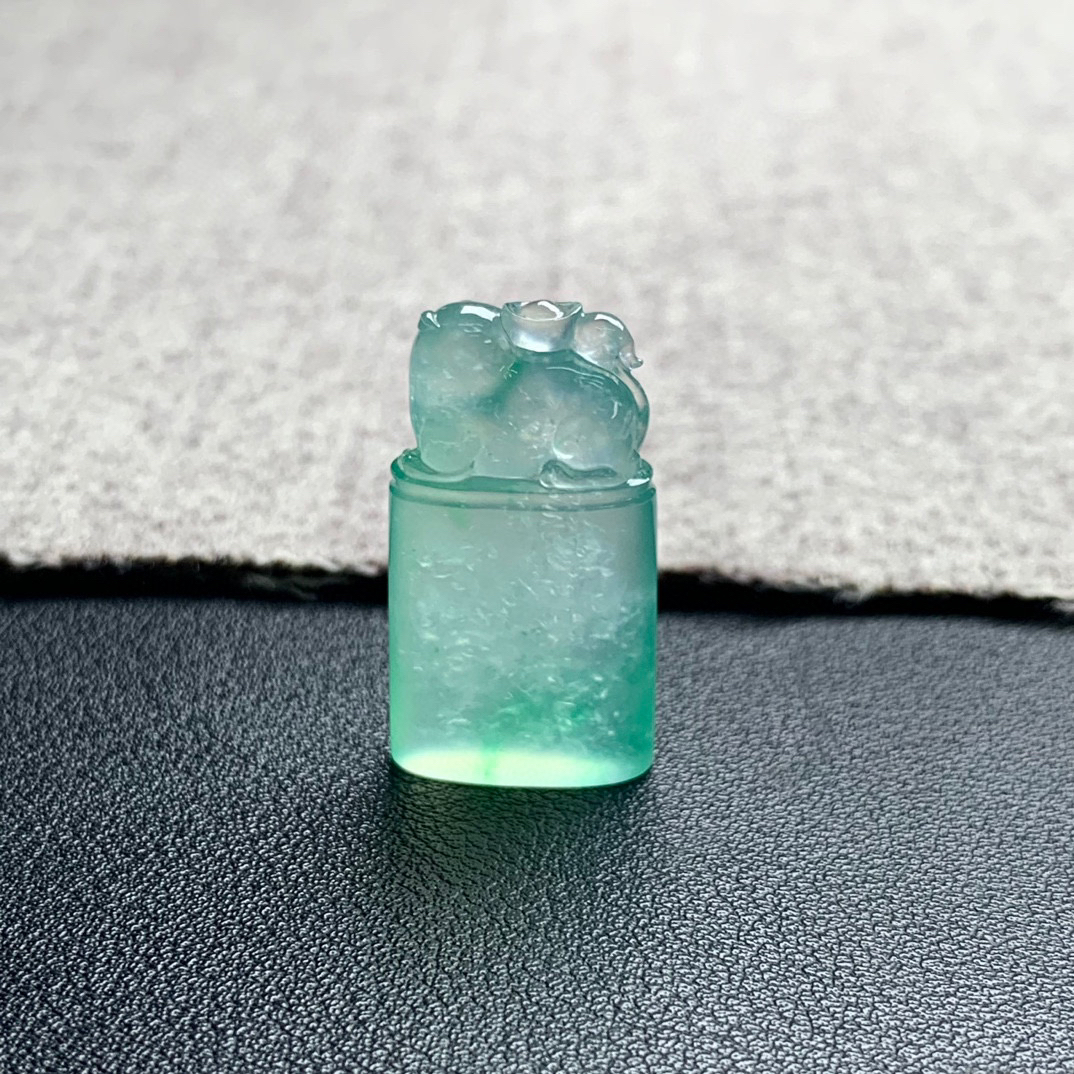 天然A货缅甸翡翠 印章 尺寸 : 28.8-15.5-6.6