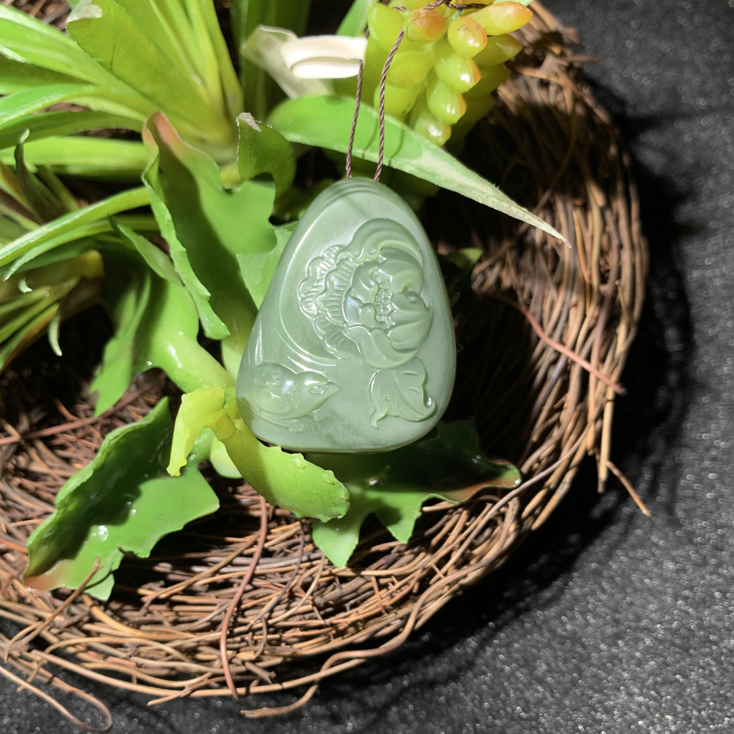 新疆和田玉沙枣青挂件尺寸37*30*13mm