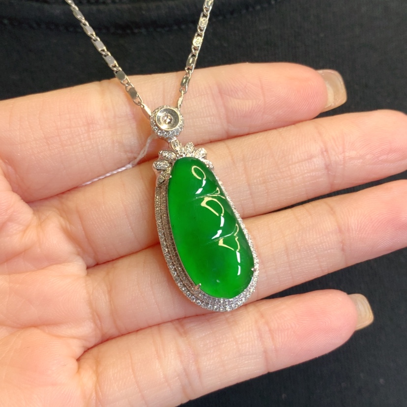 【闪购商品】翡翠18K金镶嵌吊坠(赠链)福豆