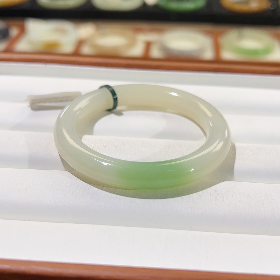 和田玉手镯未镶嵌翠青