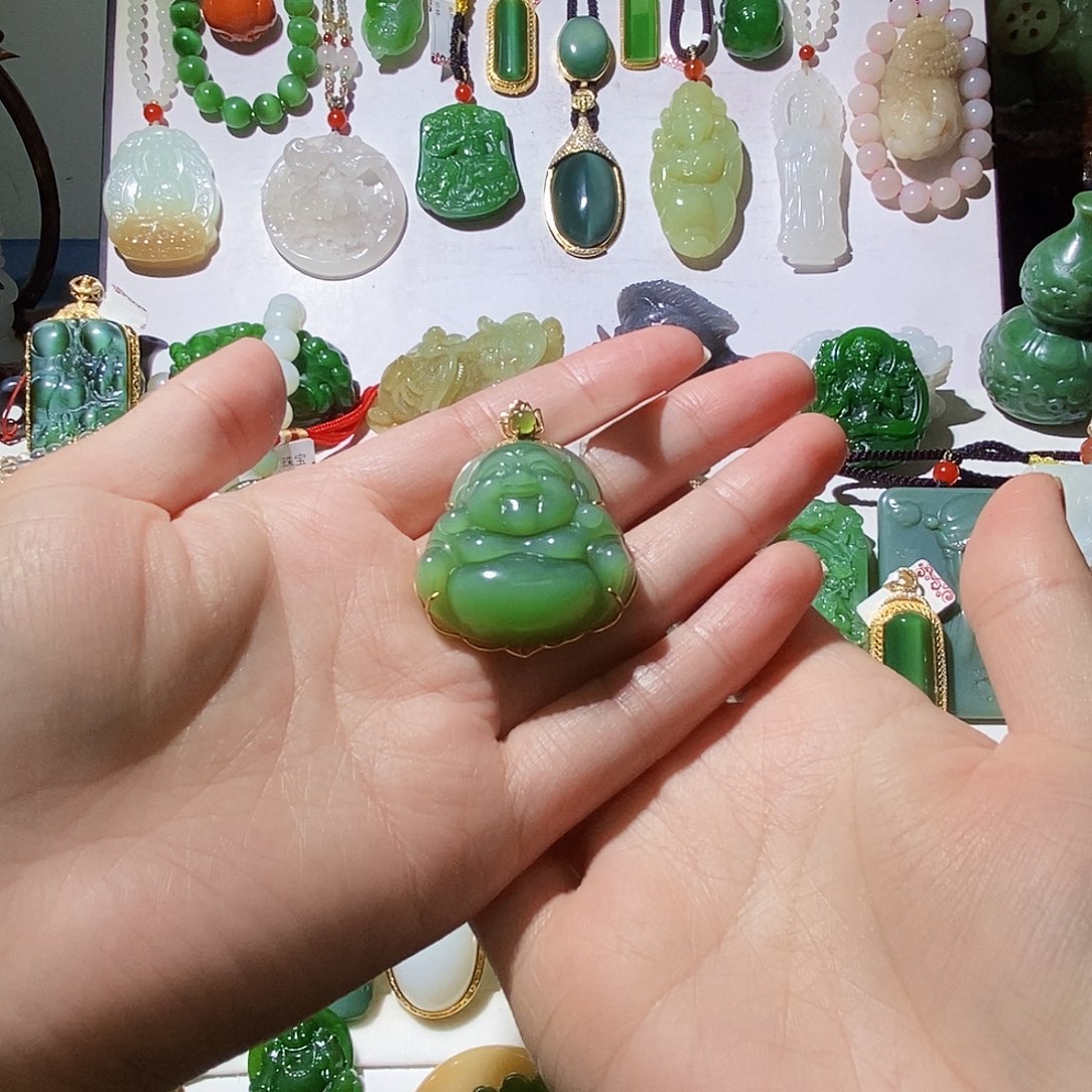 事***意和田玉18K金镶嵌颈饰