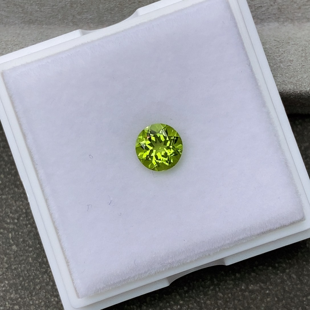 橄榄石裸石未镶嵌1.5ct左右正圆
