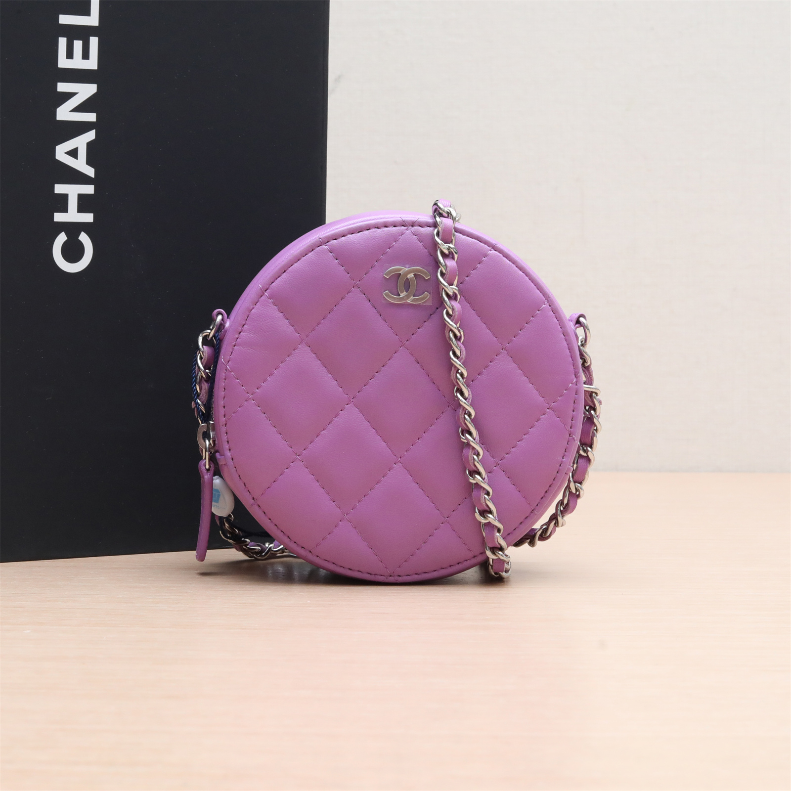 99新 Chanel/香奈儿 -100活动攀攀圆饼包 Mini  紫色 皮革S 29开