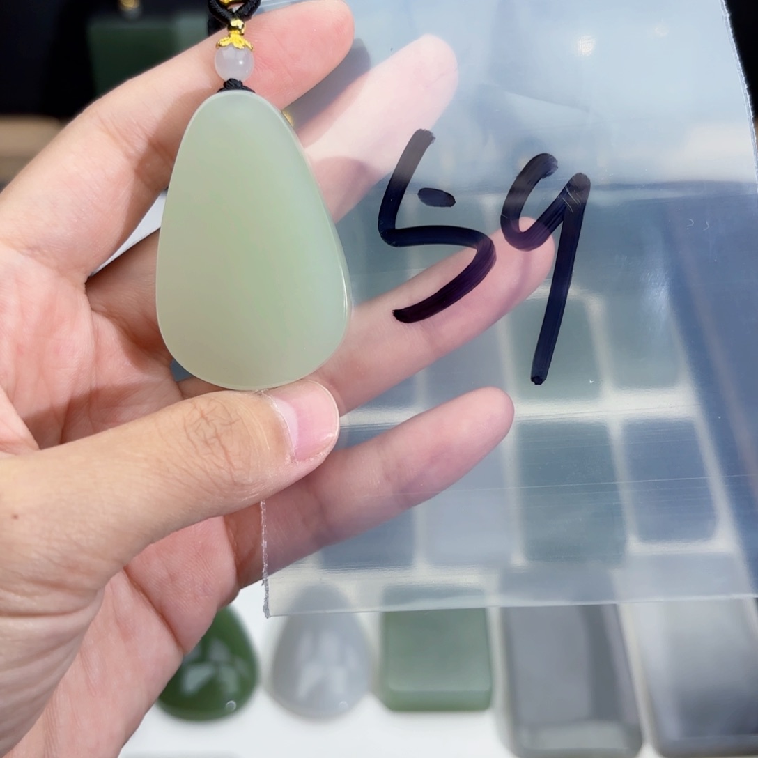 ****e和田玉未镶嵌颈饰