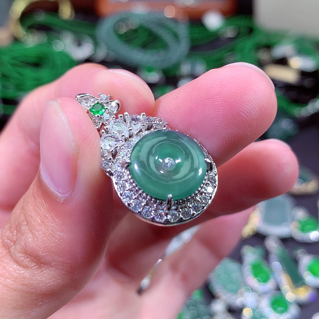 翡翠颈饰未镶嵌挂件