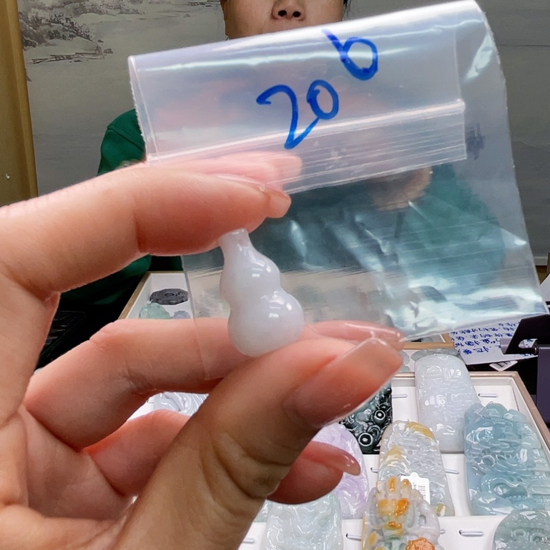 翡翠吊坠(不含链)未镶嵌小**?