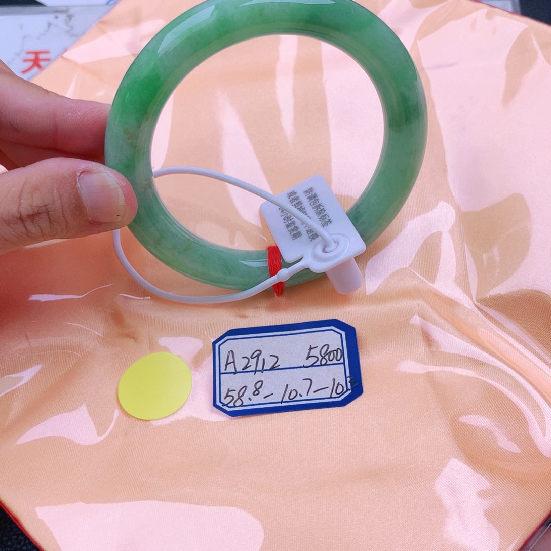 翡翠手镯未镶嵌翡翠