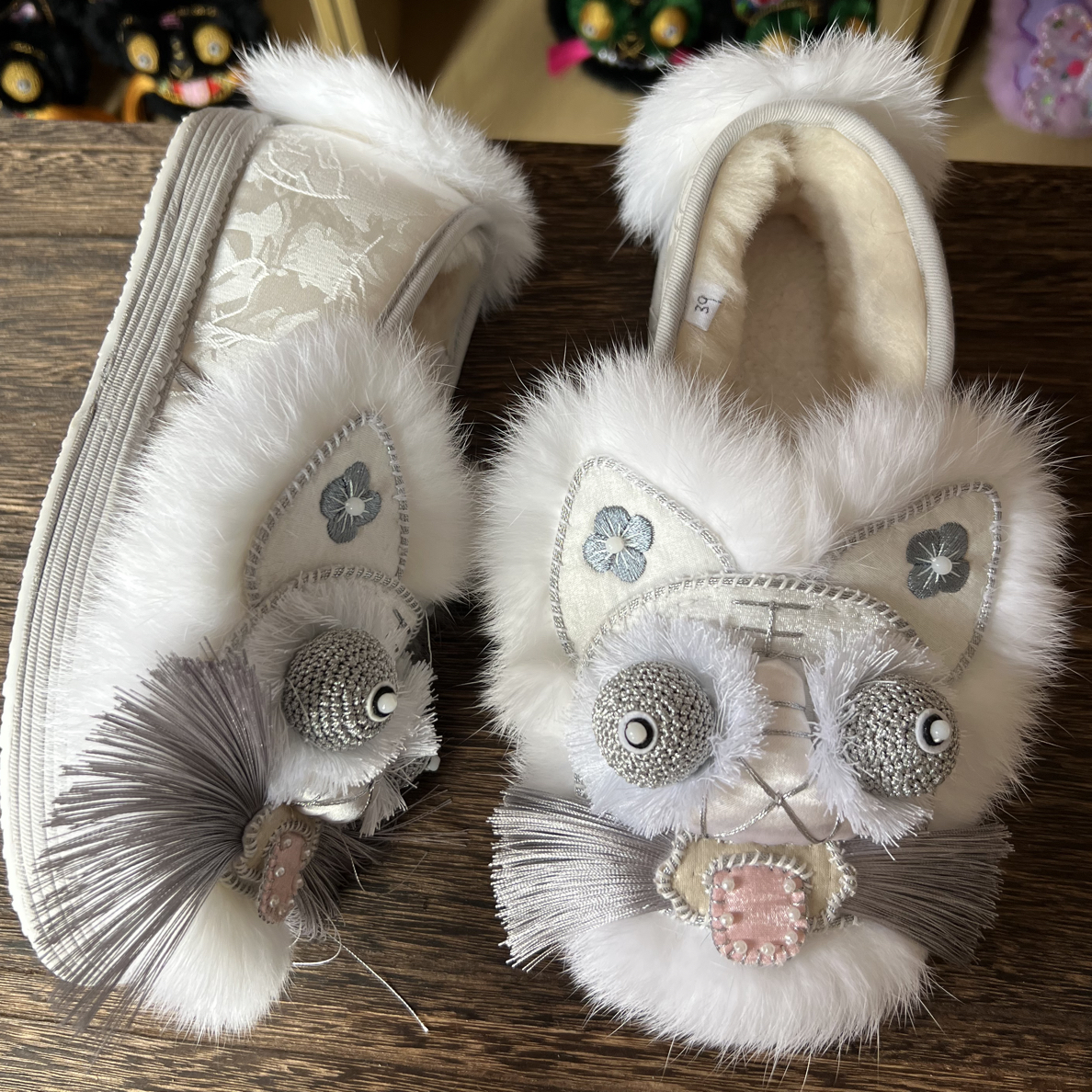 千层底布鞋加胶底，加毛虎头鞋。