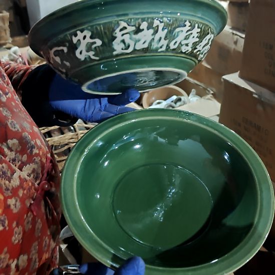 摆件盘子碗茶壶啥都有