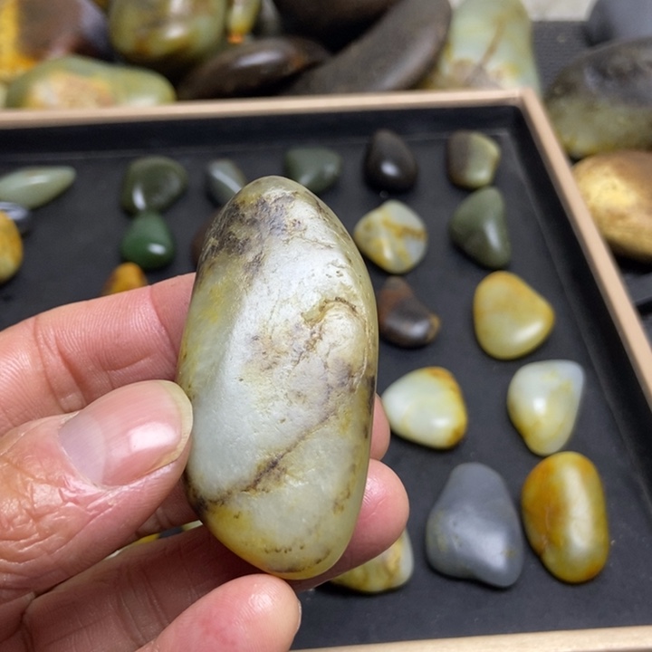 青***松和田玉（糖玉）未镶嵌珠宝奇石