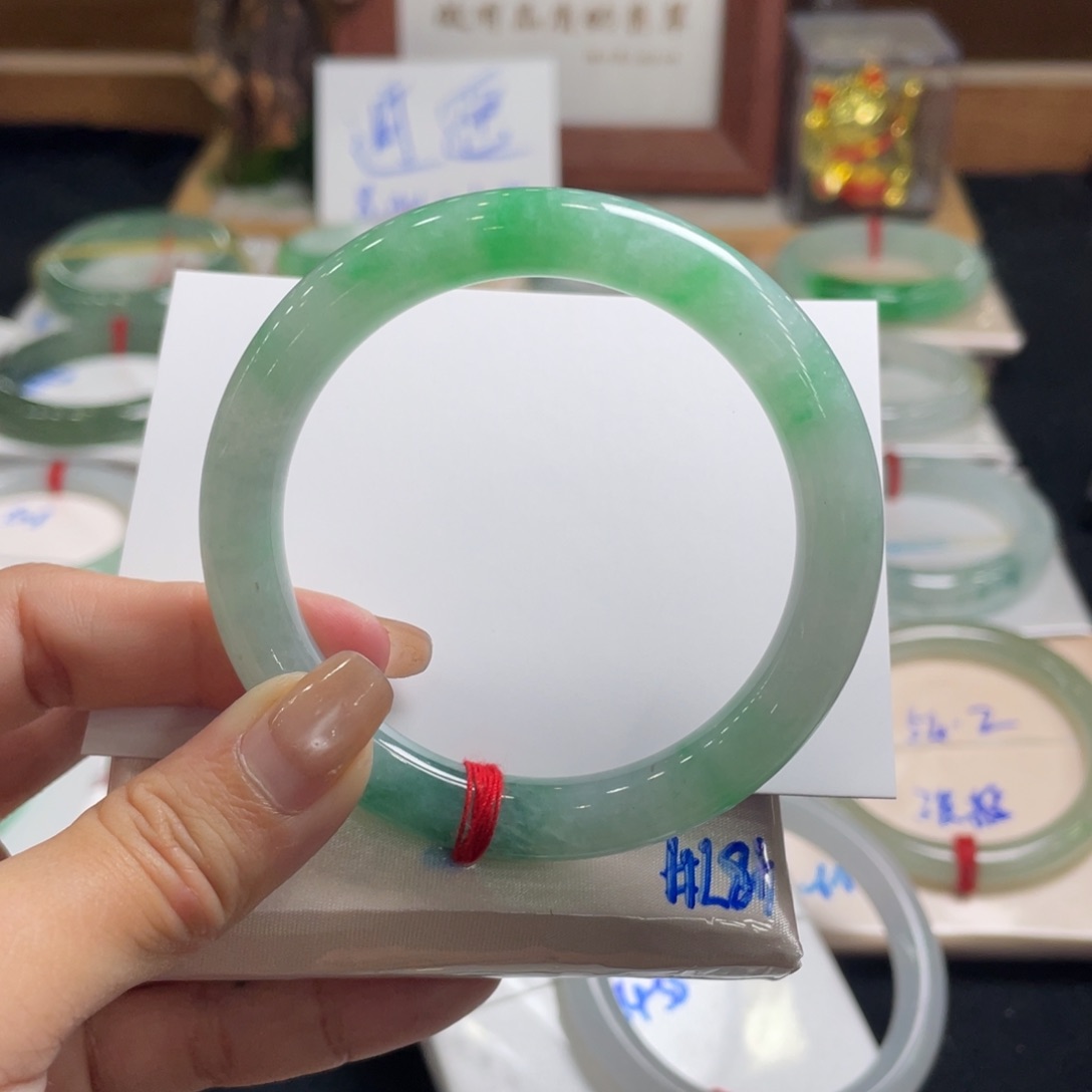翡翠手镯未镶嵌翡翠手镯