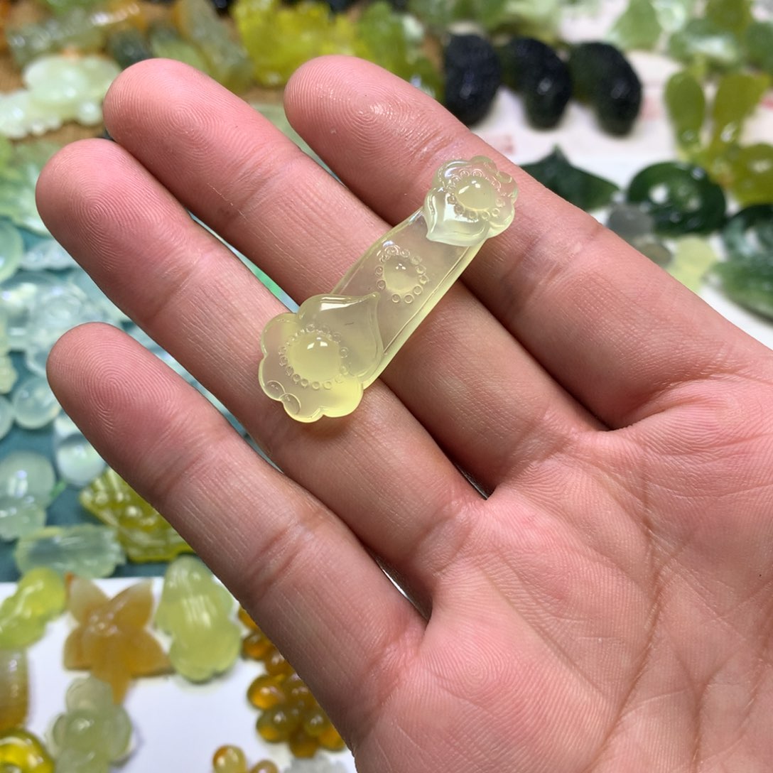 岫玉颈饰未镶嵌如意