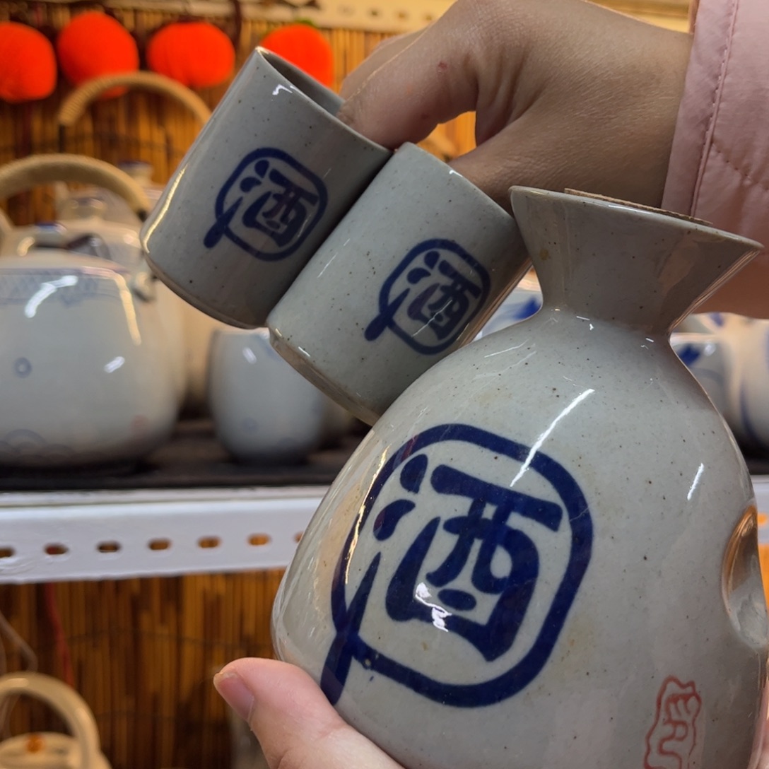 一斤装分酒器，送两杯。。。。