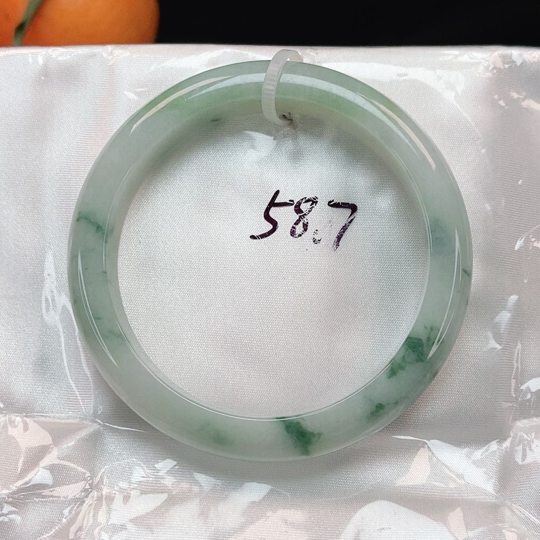 翡翠手镯未镶嵌泥鳅背