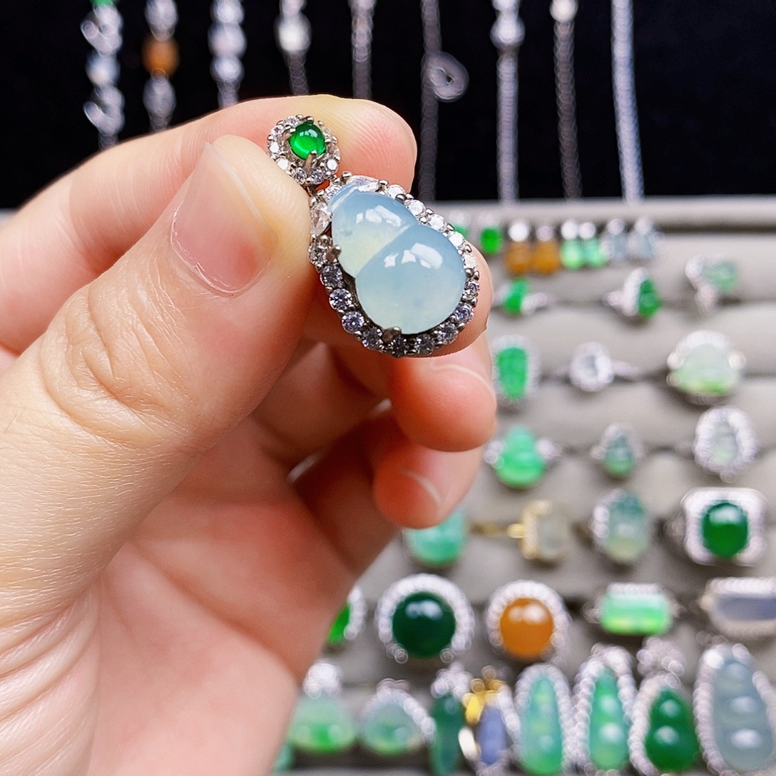 颈饰银S925镶嵌翡翠葫芦