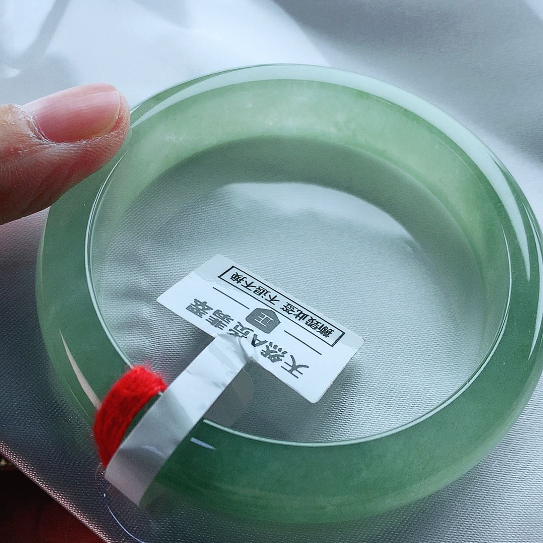 翡翠手镯未镶嵌55圈