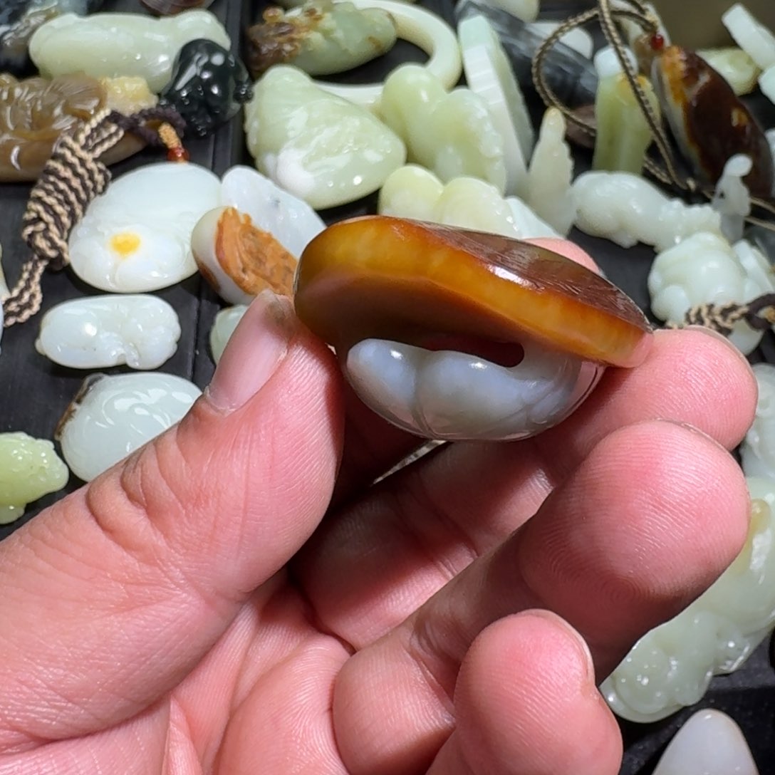 和田玉颈饰未镶嵌那****事