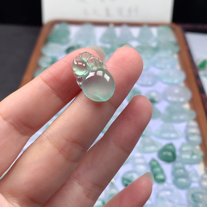 颈饰未镶嵌翡翠高冰猴桃