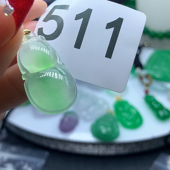 翡翠吊坠(赠链)未镶嵌