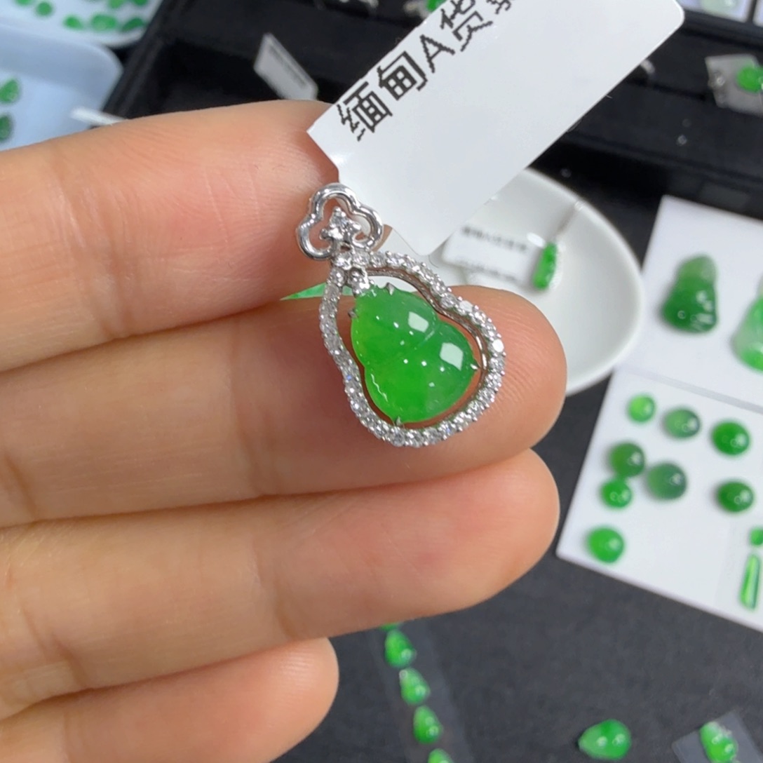 翡翠吊坠(不含链)18K金镶嵌葫芦