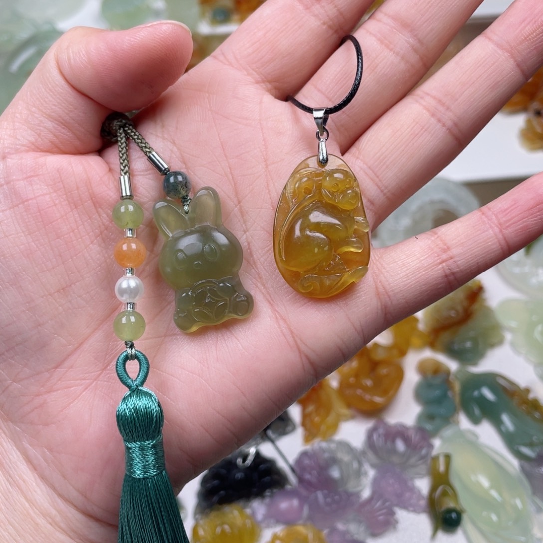 我***岁蛇纹石玉未镶嵌颈饰