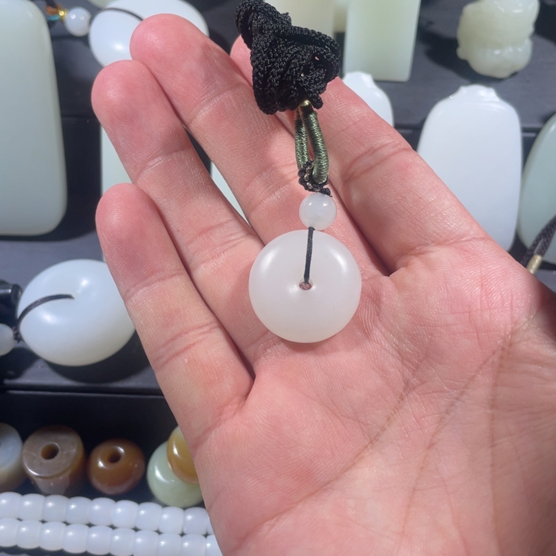 和田玉未镶嵌颈饰平安扣