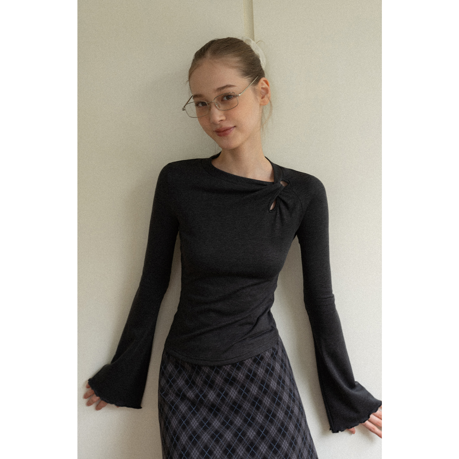 EGGKA深灰扭结镂空设计喇叭袖长袖T恤气质通勤打底衫 E25A30310YL