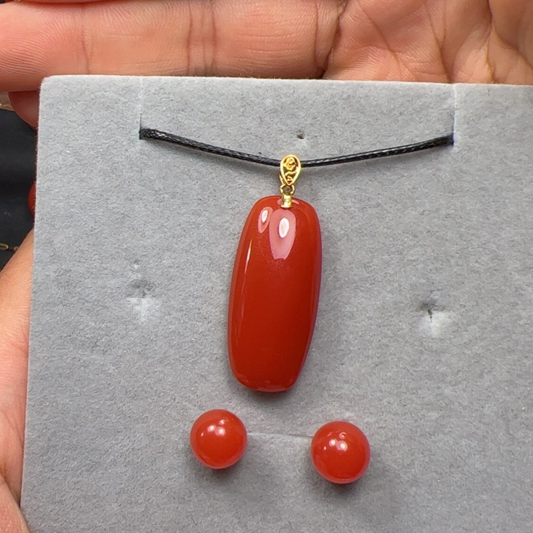 南红玛瑙吊坠18K金镶嵌枫*