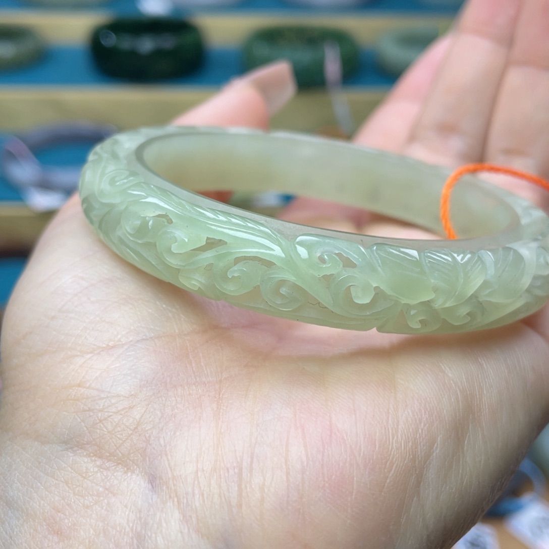 和田玉手镯59+圈口。编号5未镶嵌