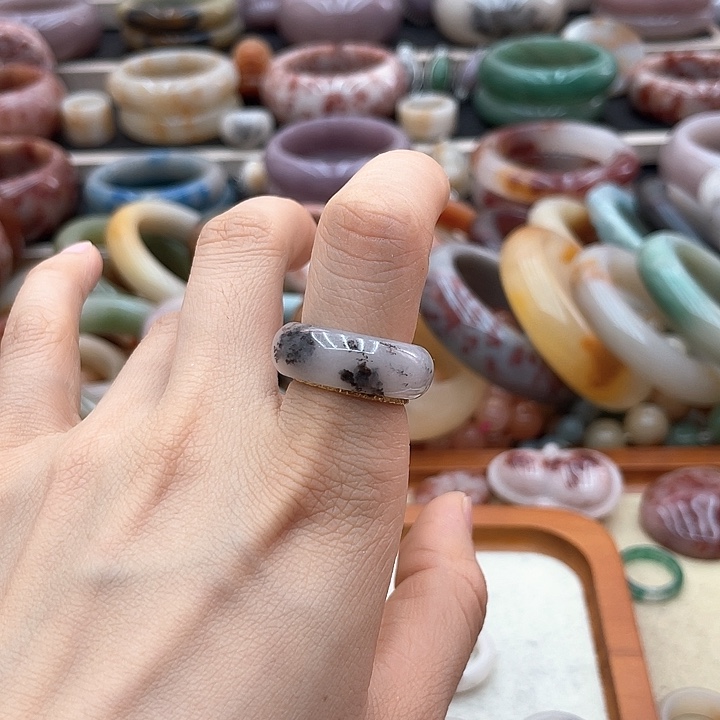 石英质玉圈口齐全未镶嵌小*.