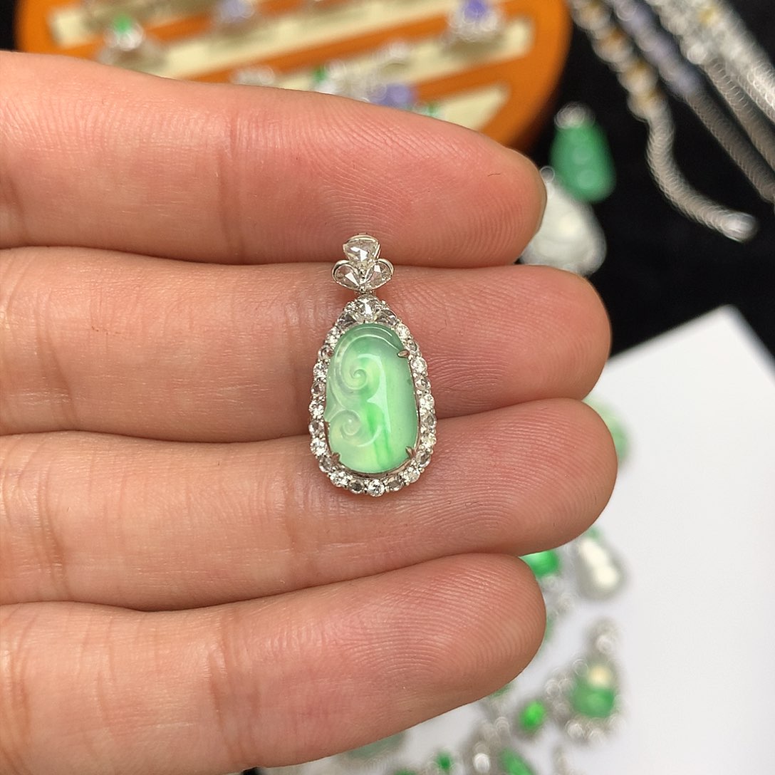 翡翠吊坠(不含链)18K金镶嵌绿如意