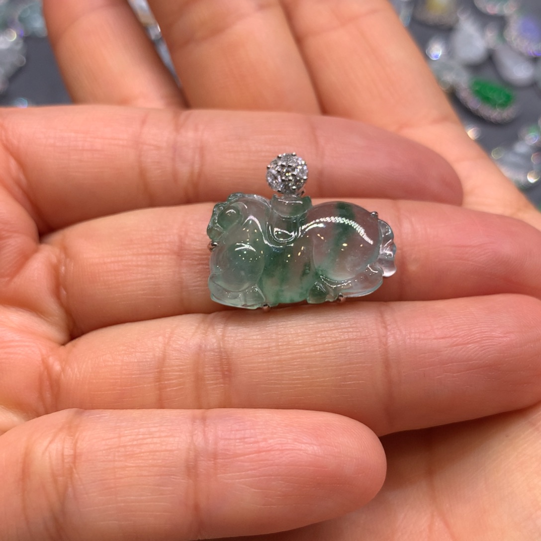 翡翠颈饰18K金镶嵌吊坠