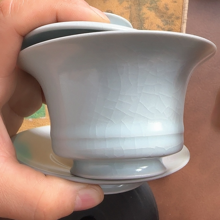 杯子月白釉 马蹄盖碗