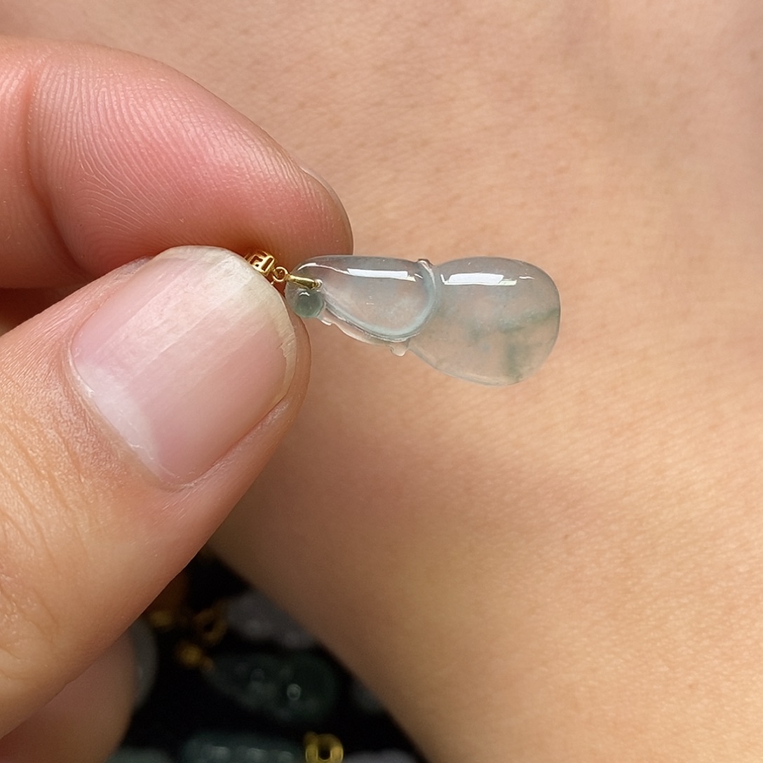 翡翠18K金镶嵌颈饰葫芦