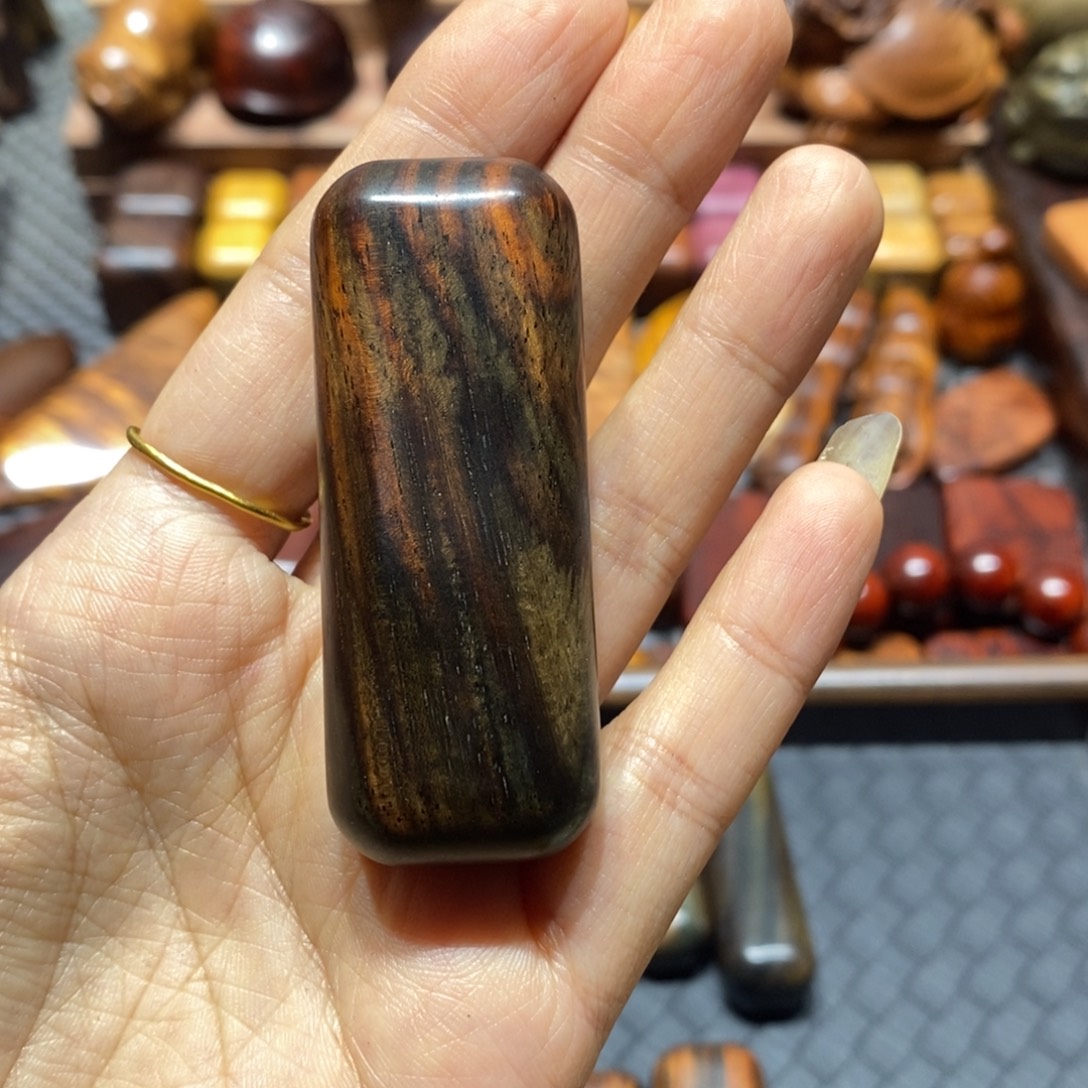 齐***胜交趾黄檀（大红酸枝）瑕疵