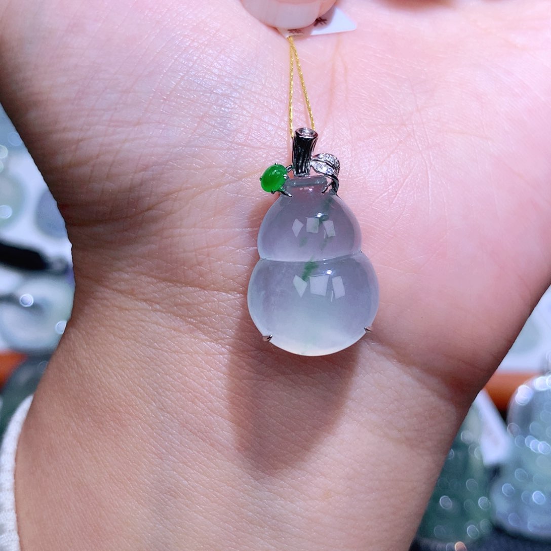 颈饰18K金镶嵌翡翠葫芦