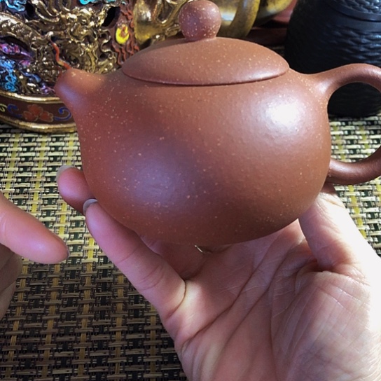 紫砂茶壶原矿泥料手工制作紫砂壶。