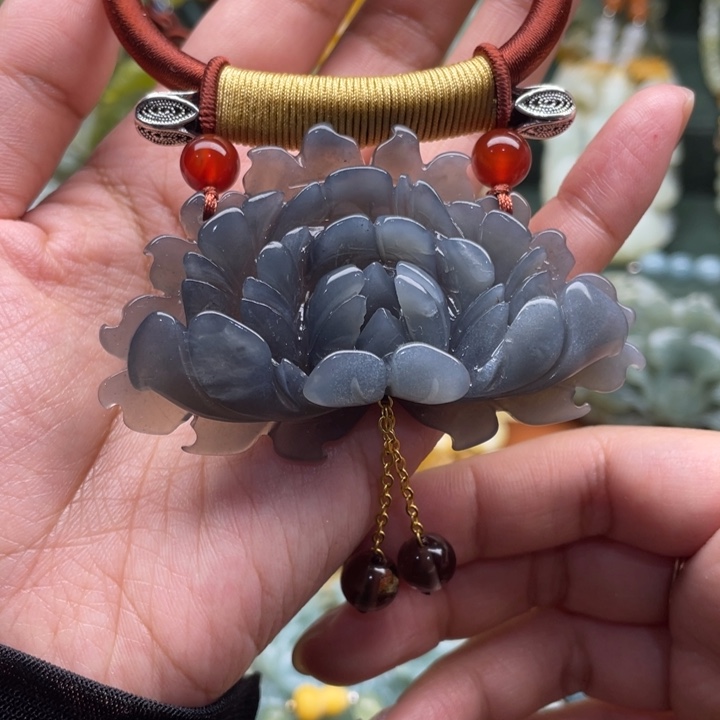 蛇纹石玉吊坠合金