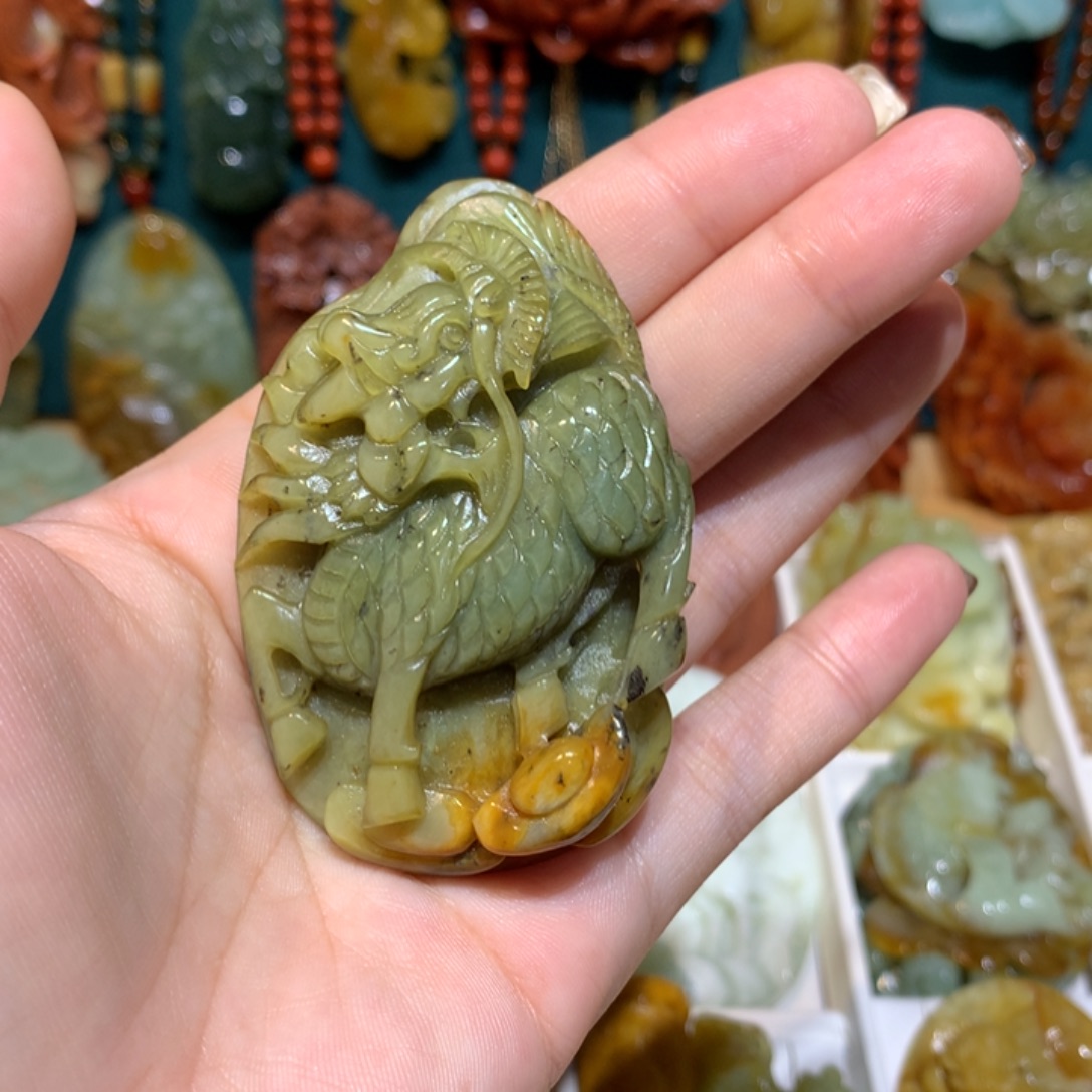 蛇纹石玉未镶嵌颈饰