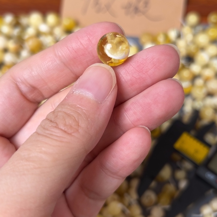 蜜蜡未镶嵌裸石11.4mm有坑