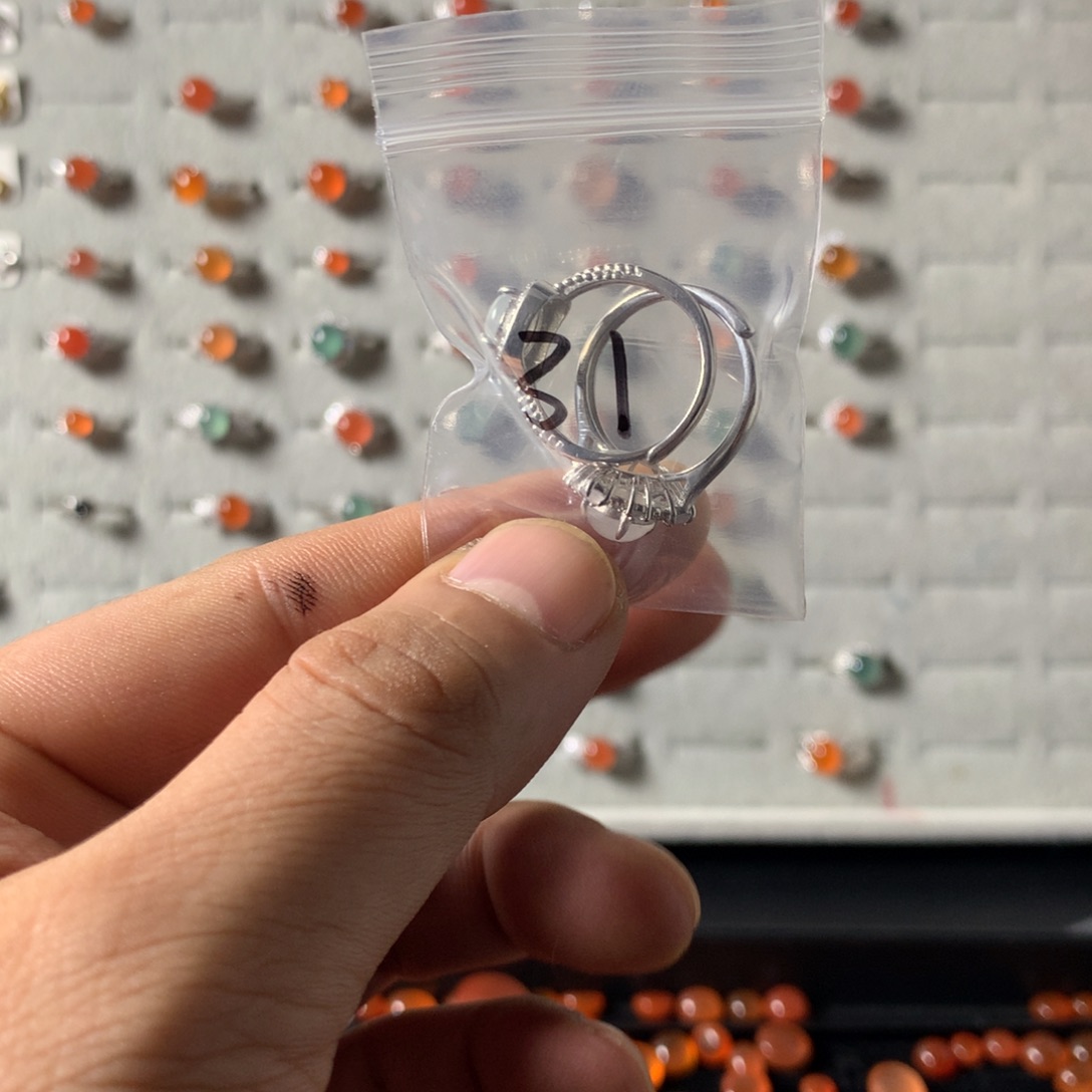 抱***了翡翠未镶嵌戒指证书5个戒指